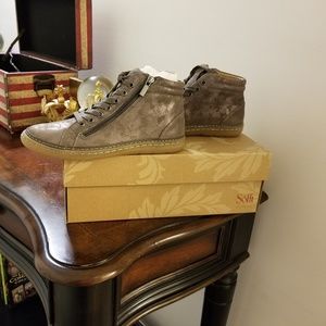 NEW,WOMEN'S SOFT'E BOOTIES,SIZE 6 1/2 M